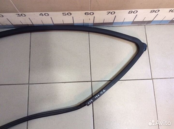 Уплотнитель стекла двери передний правый Suzuki