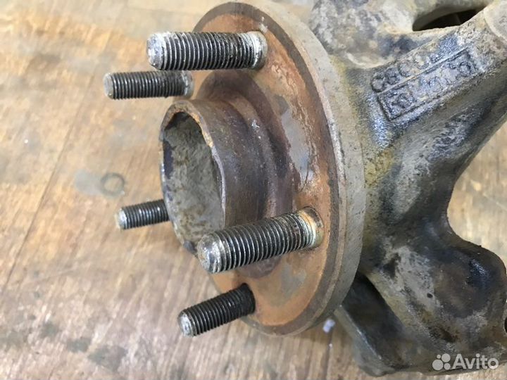 Цапфа передняя левая Ford Focus 3 седан 1.6 2012