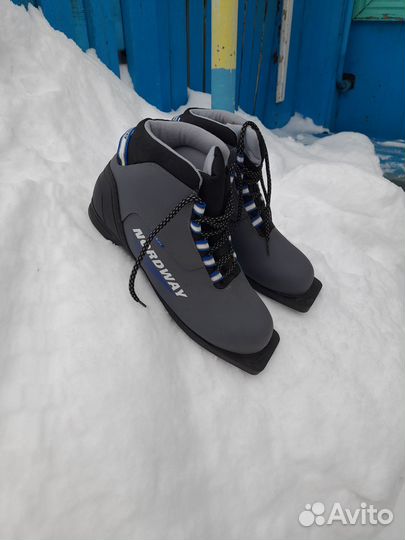 Беговые лыжи с палками и ботинками