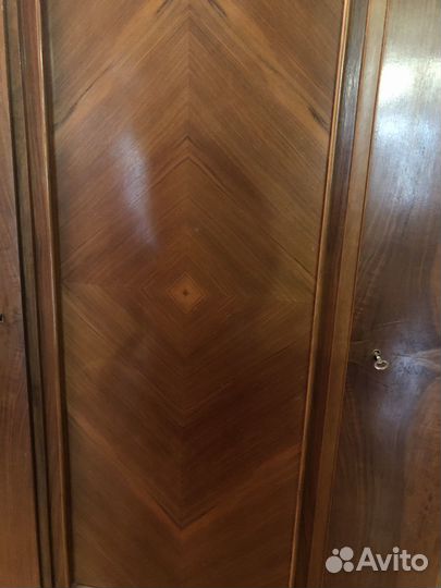 Антикварный шкаф