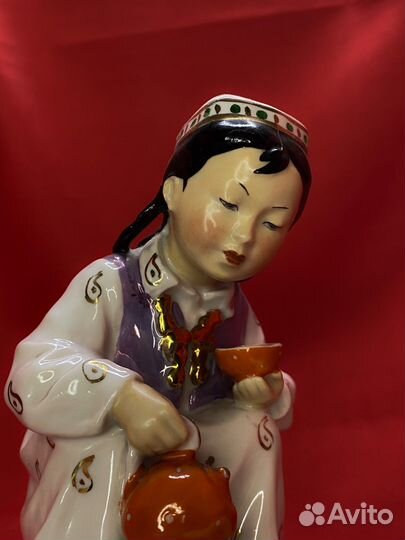 Статуэтка узбечка с чайником (завод Дулево), 1954г