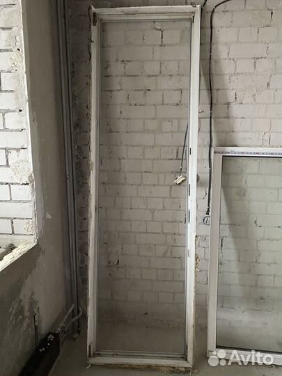 Пластиковые окна и дверь, деревянная оконная рама