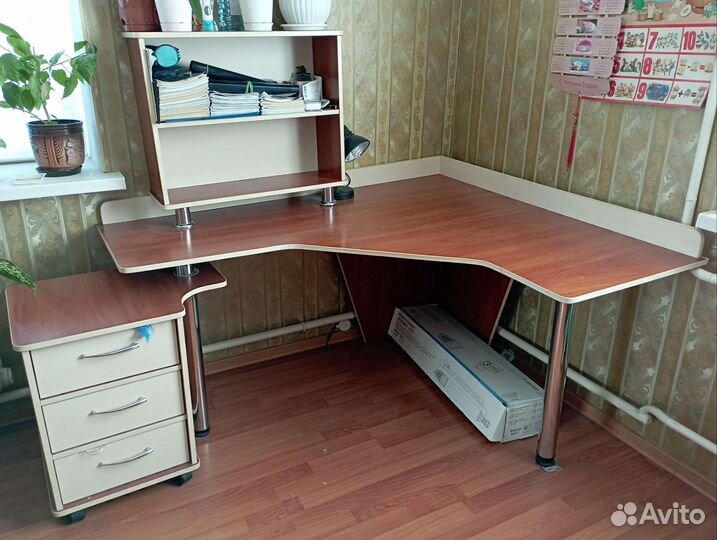 Письменный стол