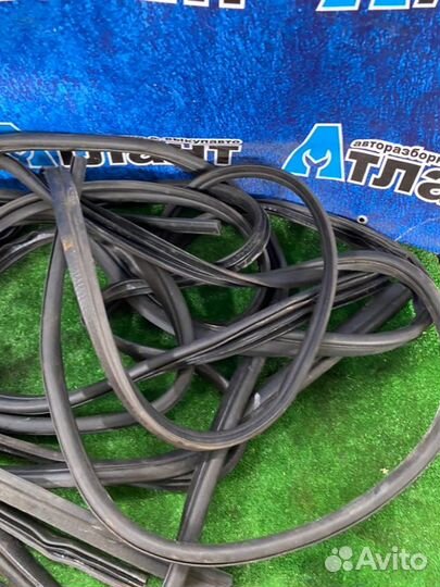 Уплотнитель двери Ford Focus CB4 sida 2010