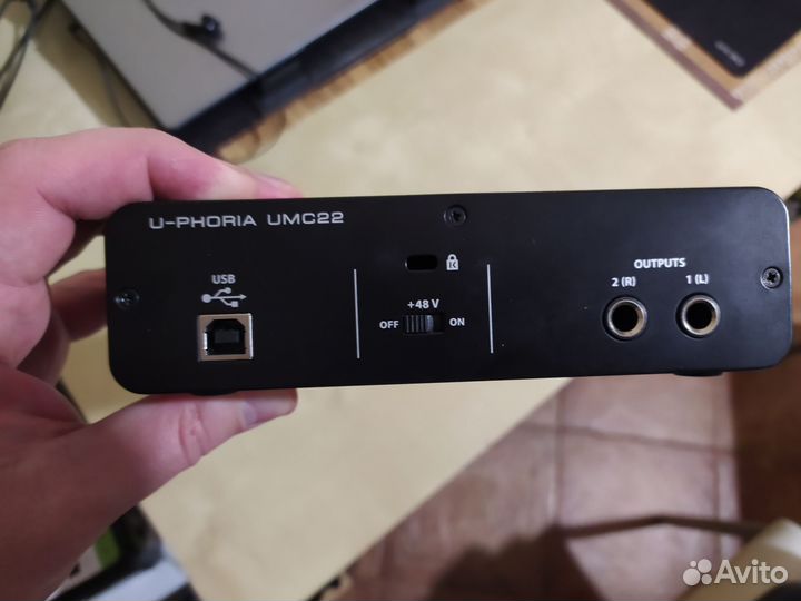 Внешняя звуковая карта Вehringer U-phoria umc22