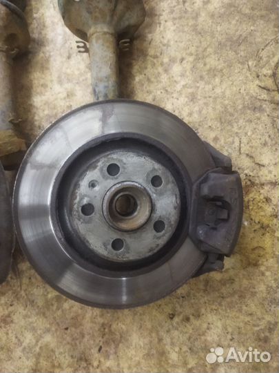 Поворотный кулак(ступица) на гольф 4, Бора