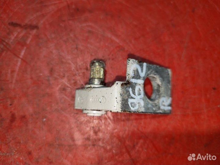 Петля двери правая Volkswagen Passat B3 седан 2.0