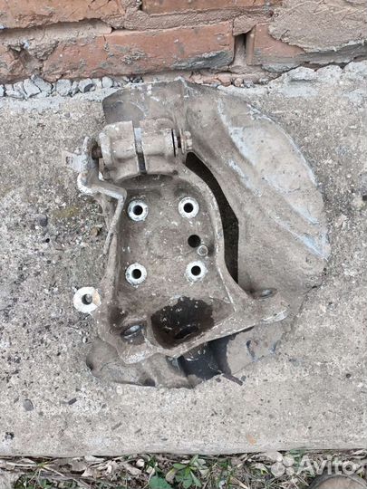 Кулак поворотный правый передний Bmw E65