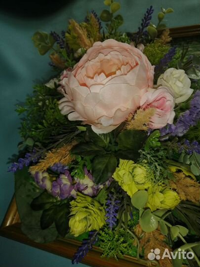 Картина из искуственных цветов