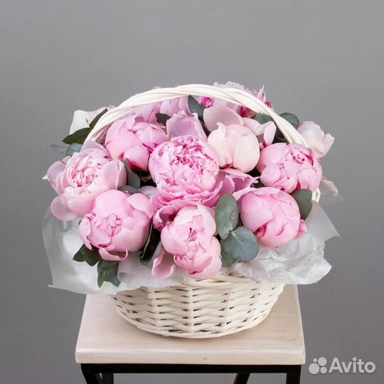 Композиция с пионами в корзине