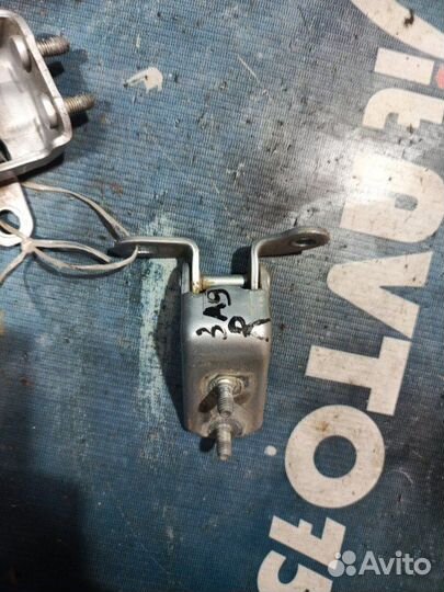 Шарнир двери задний правый Toyota Platz NCP12