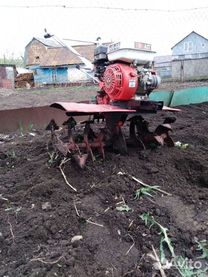Вспашка земли мотоблоком