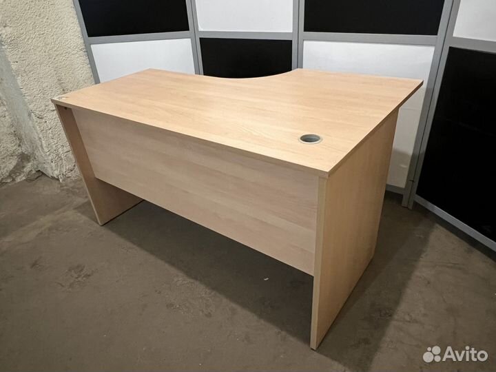 Стол офисный угловой 140х90х75см