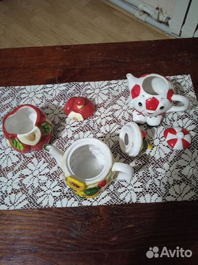 Заварочные чайники и сахарница