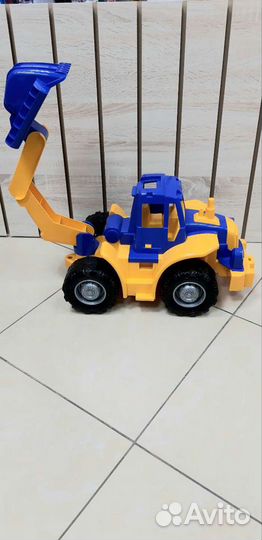 Большой трактор с ковшом