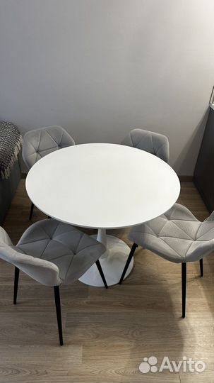Круглый стол и стулья