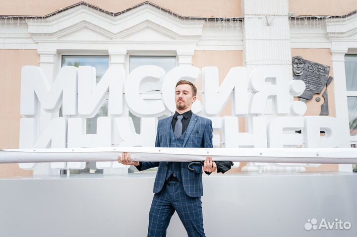 Ведущий мероприятий сценарист Арсений Митин