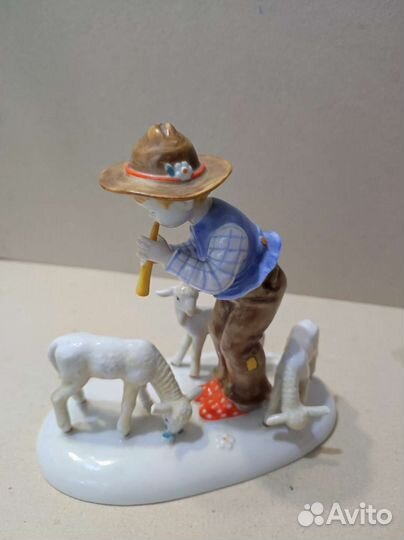 Фарфоровая статуэтка