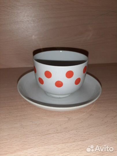 Фарфоровые чашки с блюдцами