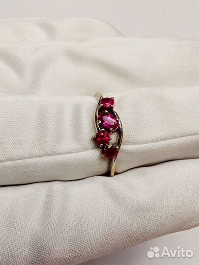 Кольцо с синтетическим камнем Золото