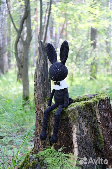 Вязаная игрушка заяц Амигуруми