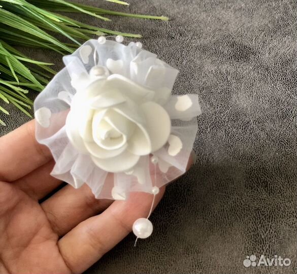 Детский бант для волос на резинке белый школьница