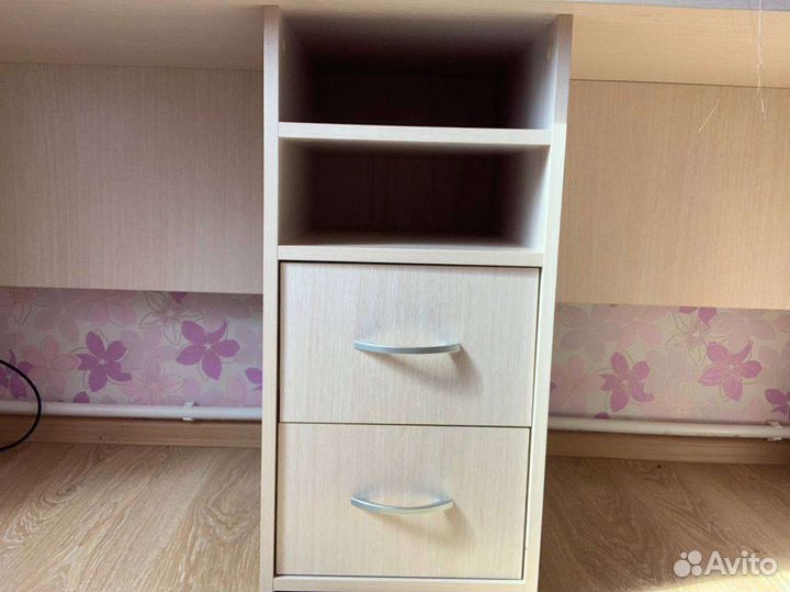 Письменный стол с ящиками