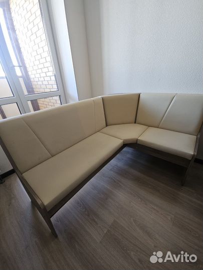 Кухонный уголок со столом и табуретами