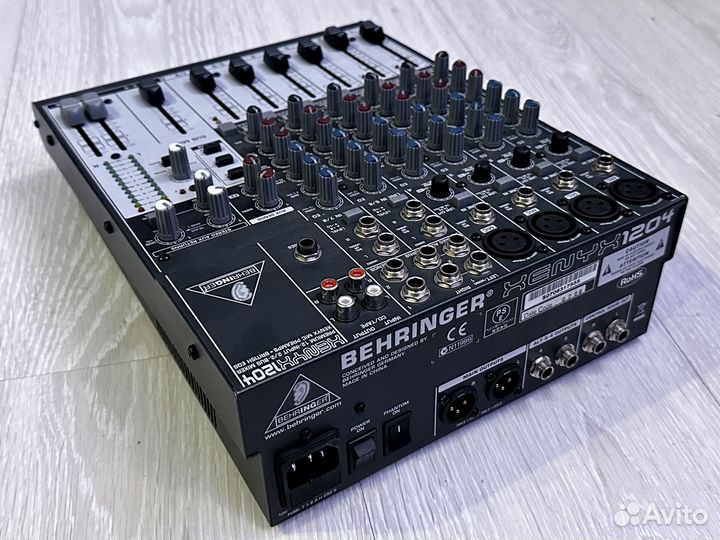 Микшерный пульт Behringer Xenyx 1204