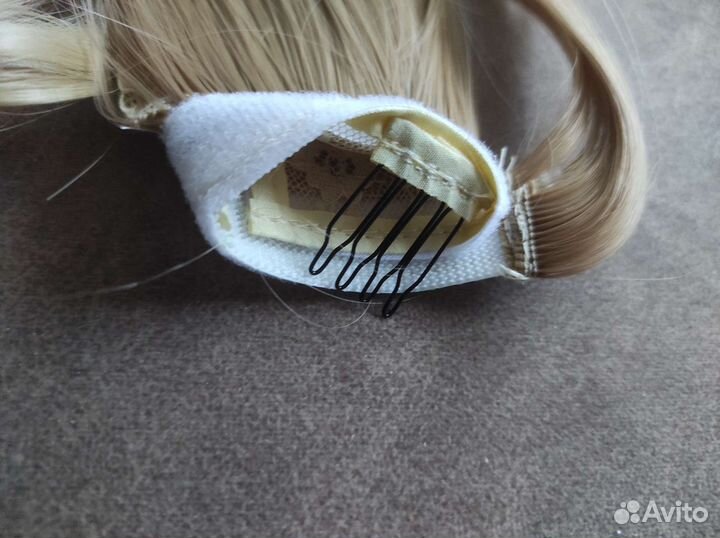 Волосы-хвост на заколках блонд