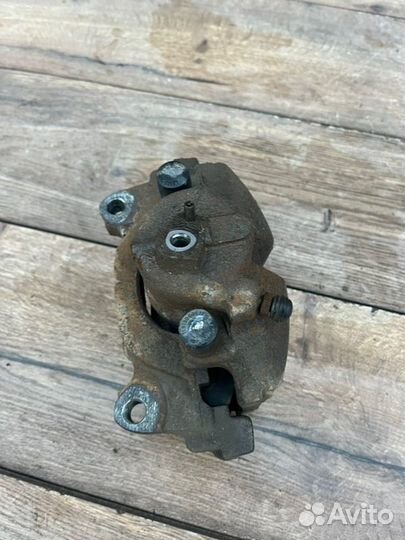 Тормозной суппорт передний правый Audi 3 8P 1.8