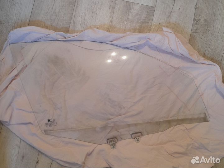 Стекло переднее правое