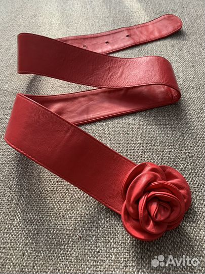 Красный ремень с цветочной пряжкой