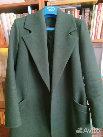 Элегантное пальто после химчистки, изумрудное