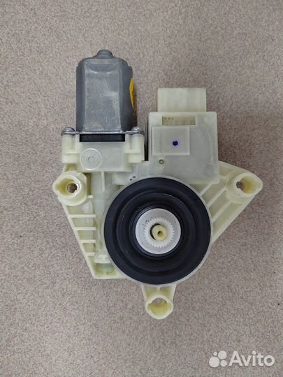 Skoda Rapid моторчик стеклоподъемника правый перед