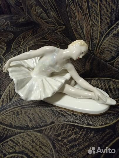Фарфоровая статуэтка 