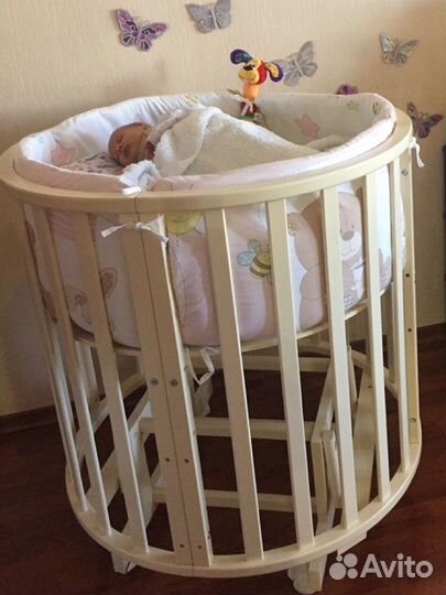 Набор детской мебели (кроватка, комод-столик)