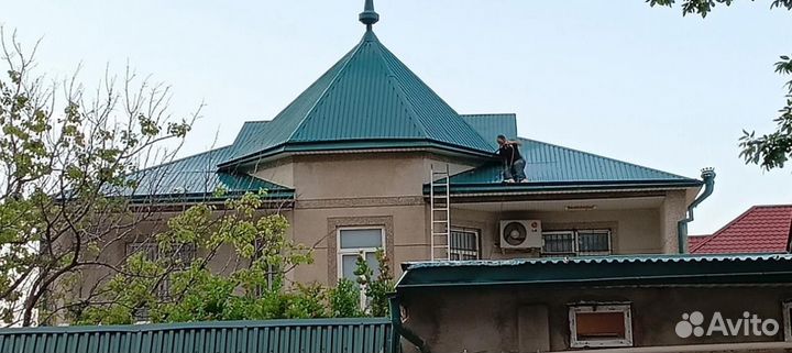 Покраска крыши дома