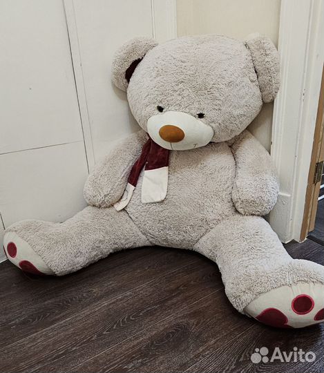 Большой плюшевый медведь