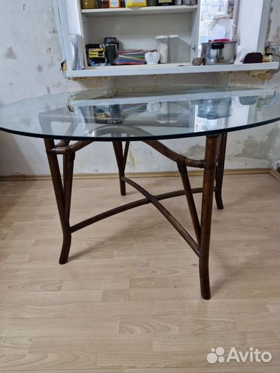 Стол стеклянный круглый и 3 стула