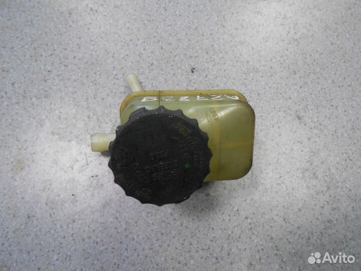 Бачок гур Toyota Avensis II 2003-2008