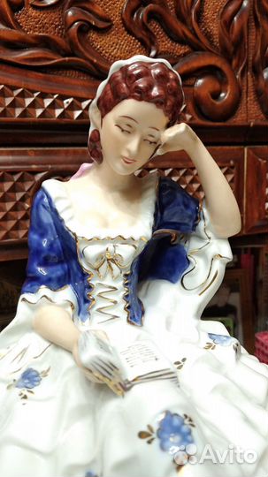 Статуэтка Девушка с книгой
