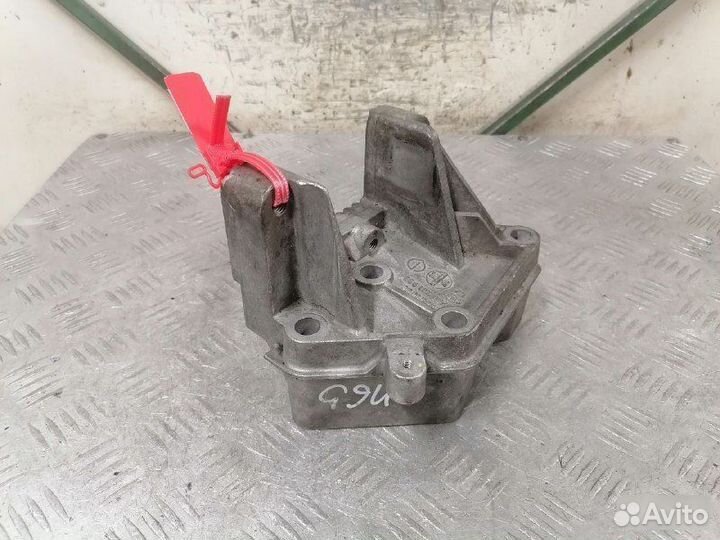 Кронштейн двс Renault Master