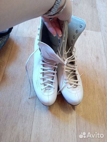 Коньки фигурные женские