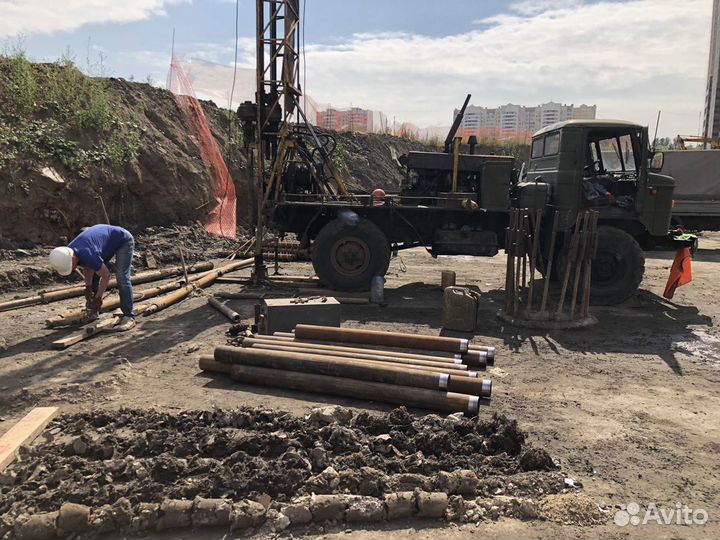 Машинист буровой установки со своей техникой