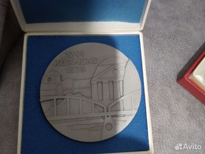 Настольная медаль