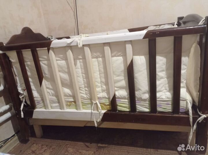 Детская кроватка с маятником
