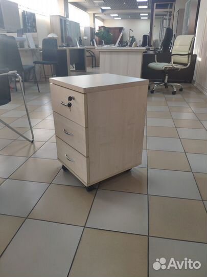 Тумбочка на колесиках 3 ящика