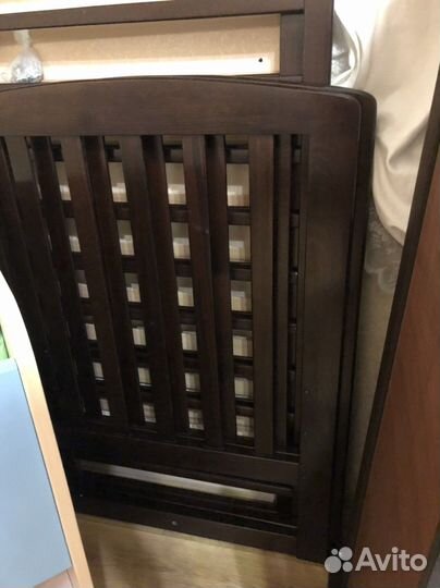 Детская кроватка с маятником и ящиком