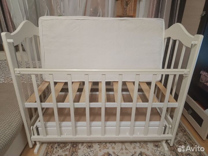 Детская кроватка с маятником и ящиком